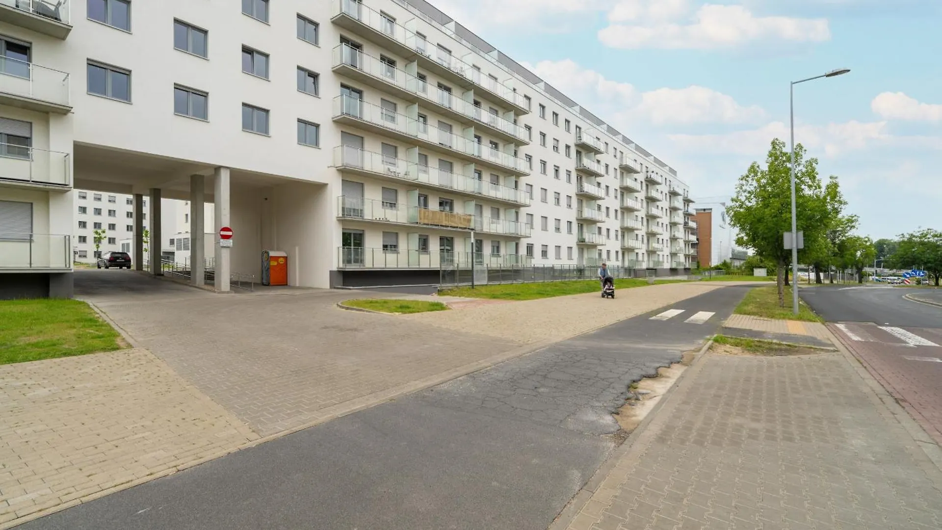 Spacious Apartments With Parking & Balcony In Poznan By Noclegi Renters