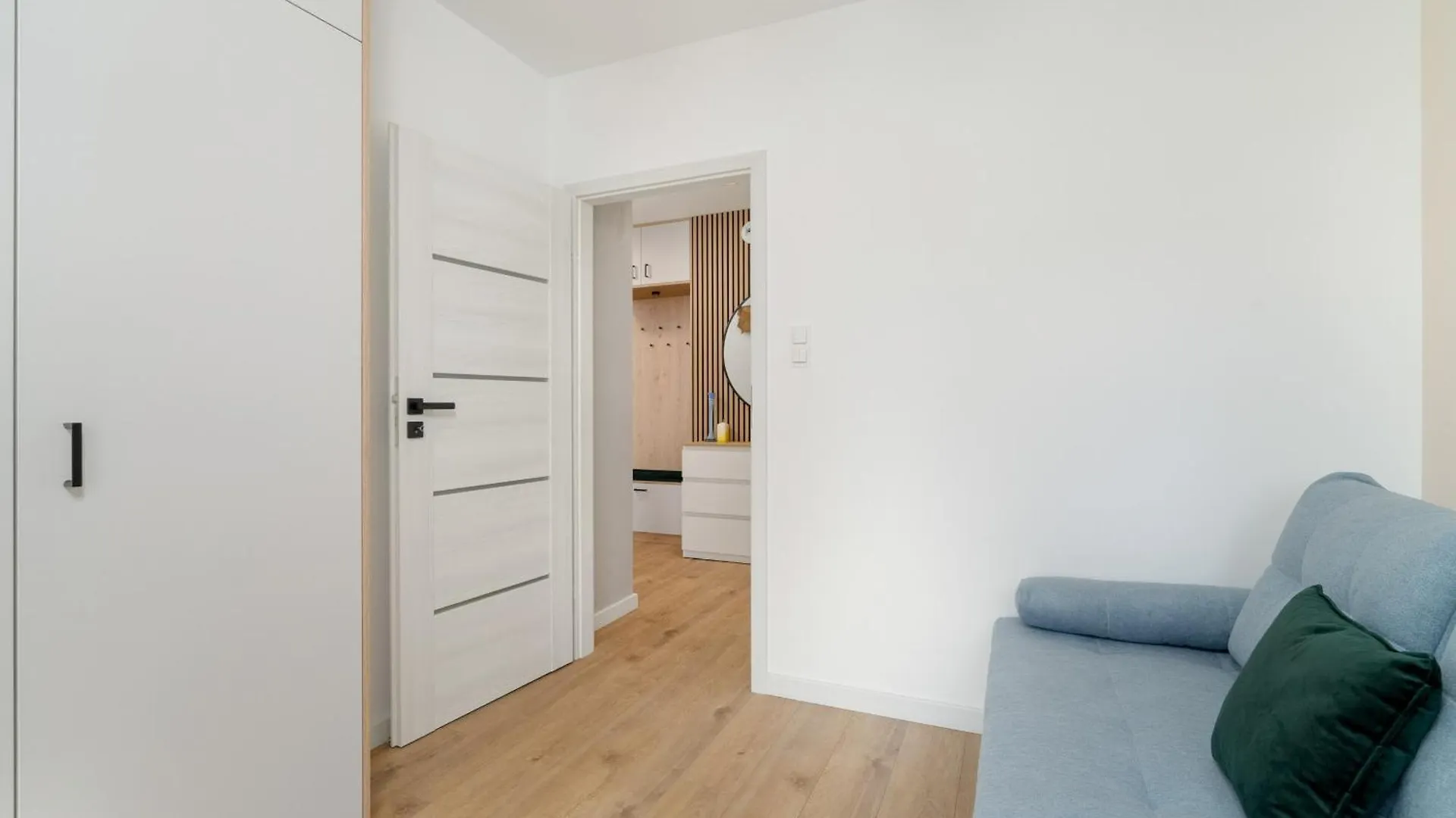 Spacious Apartments With Parking & Balcony In Poznan By Noclegi Renters